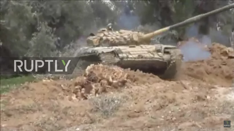Xe tăng quân đội Syria chiến đấu trên vùng ngoại ô Damascus