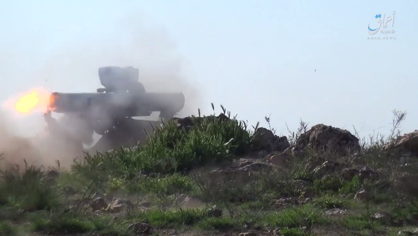 Một tay súng IS sử dụng tên lửa chống tăng có điều khiển tấn công xe tăng quân đội Syria