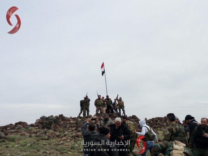 Binh sĩ quân đội Syria treo cờ trên khu vực vừa giải phóng