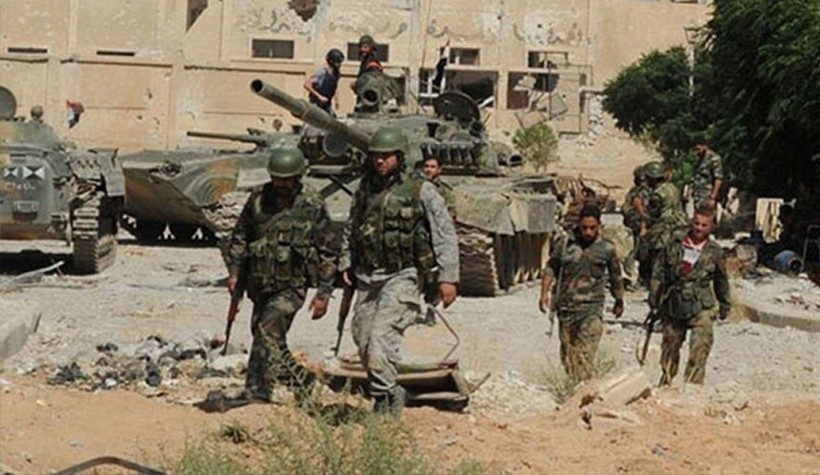 Binh sĩ quân đội Syria tiến hành cuộc tấn công trên chiến trường ngoại ô Damascus
