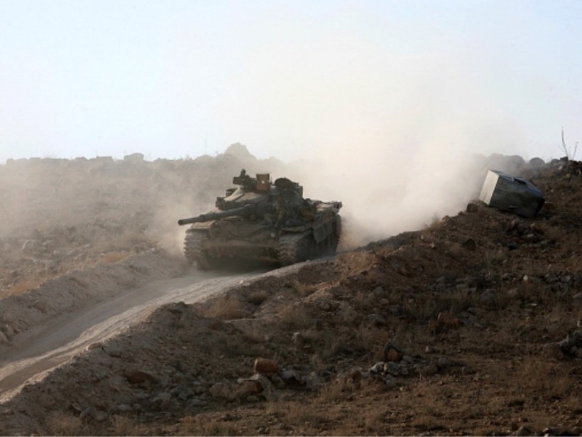 Xe tăng quân đội Syria tấn công trên tuyến đường Ithriya-Khanasser 