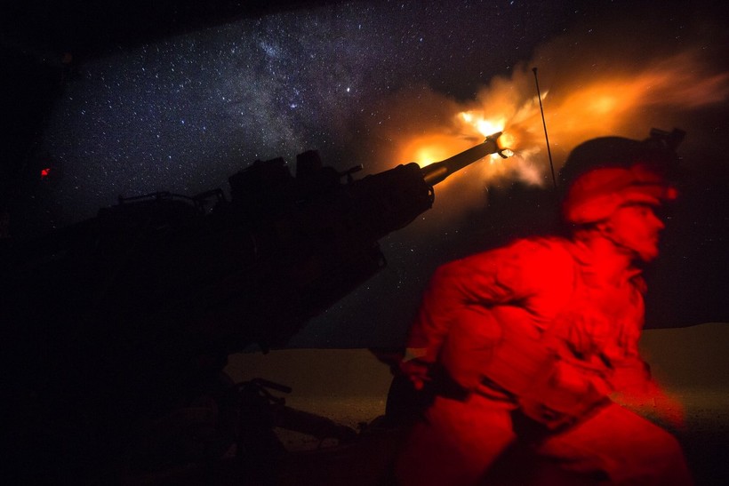 Đơn vị Lính thủy đánh bộ viễn chinh số 24 (MEU) pháo kích vào IS trên chiến trường ngoại ô thành phố Raqqa