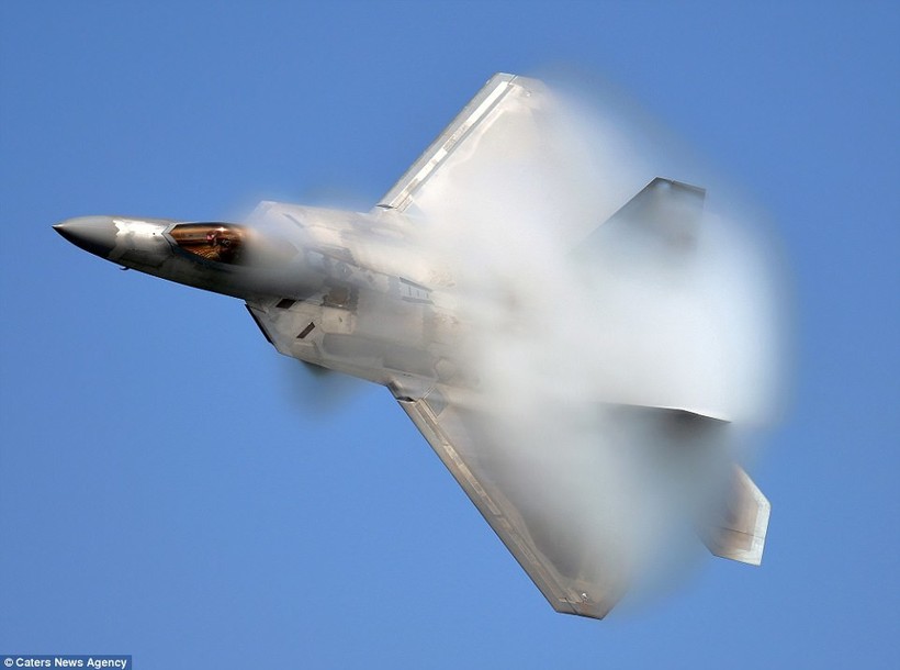 Mãn nhãn F-22 khoe kỹ năng bay siêu cấp ảnh 2 Mãn nhãn F-22 khoe kỹ năng bay siêu cấp ảnh 2