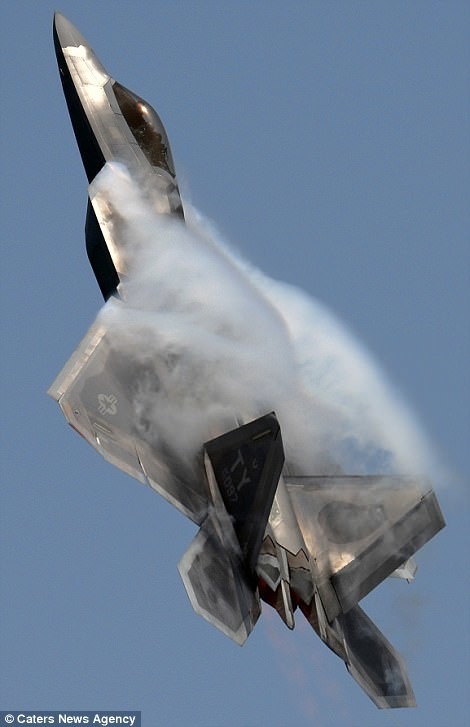 Mãn nhãn F-22 khoe kỹ năng bay siêu cấp ảnh 4 Mãn nhãn F-22 khoe kỹ năng bay siêu cấp ảnh 4
