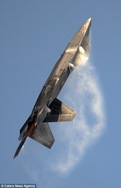 Mãn nhãn F-22 khoe kỹ năng bay siêu cấp ảnh 5 Mãn nhãn F-22 khoe kỹ năng bay siêu cấp ảnh 5