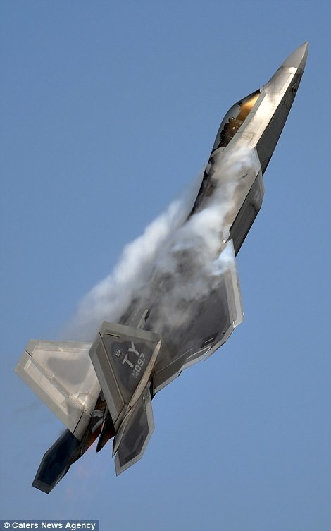 Mãn nhãn F-22 khoe kỹ năng bay siêu cấp ảnh 9 Mãn nhãn F-22 khoe kỹ năng bay siêu cấp ảnh 9