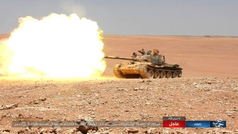 Xe tăng IS tấn công mục tiêu quân đội Syria