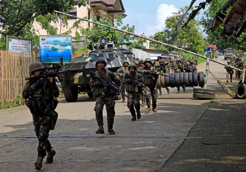 Binh sĩ quân đội Philippines chiến đấu trong thành phố Marawi