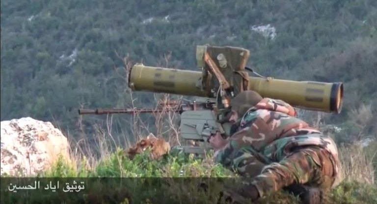 Binh sĩ quân đội Syria sử dụng tên lửa chống tăng tập kích phiến quân