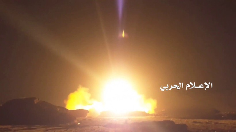 Lực lượng phong trao Houthi phóng tên lửa vào Ả rập Xê út