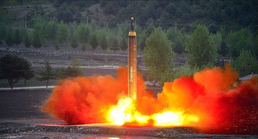 Tên lửa đạn đạo xuyên lục địa Hwasong-12 (IRBM) của Triều Tiên ( Ảnh truyền hình KCNA)