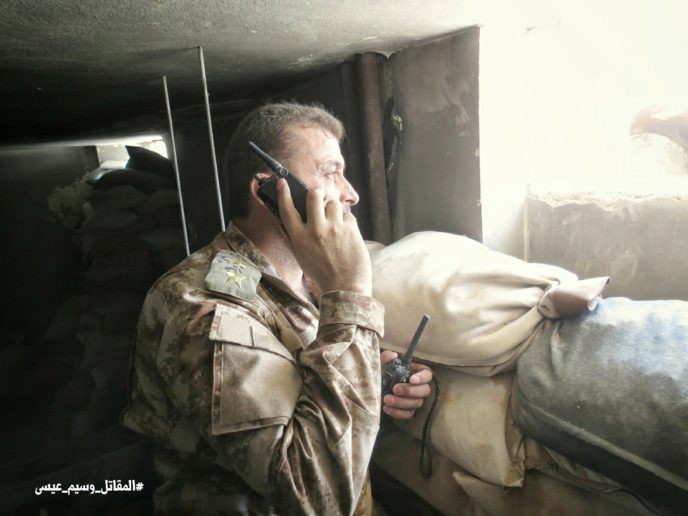Một sĩ quan chỉ huy quân đội Syria trên chiến trường Jobar - ảnh Masdar