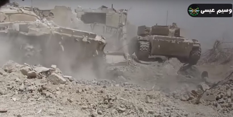 Xe tăng lực lượng Vệ binh Cộng hòa tấn công vào Đông Ghouta - ảnh video truyền thông quân đội Syria