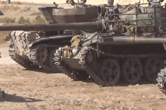 Xe tăng của IS bị quân đội Syria thu chiến lợi phẩm - ảnh video Sputnik