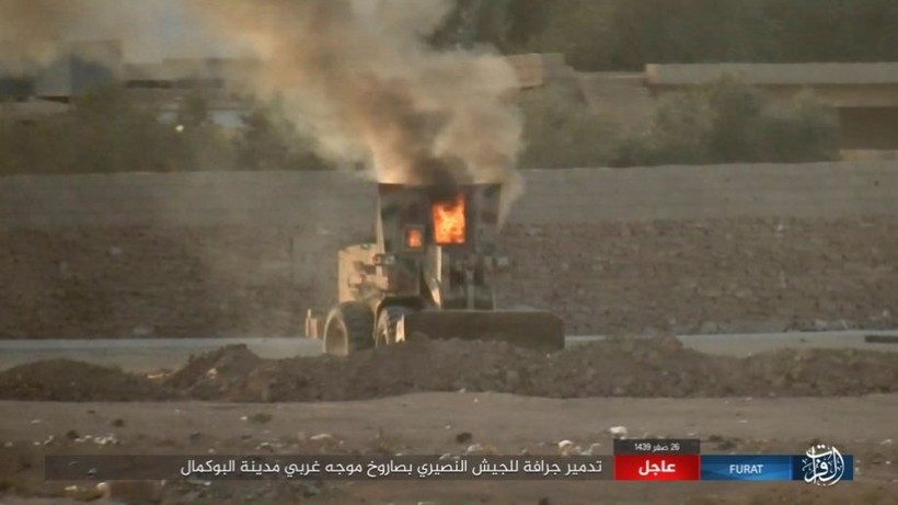 Xe ủi đất của quân đội Syria bị IS sử dụng tên lửa chống tăng bắn cháy - ảnh trang Amaq