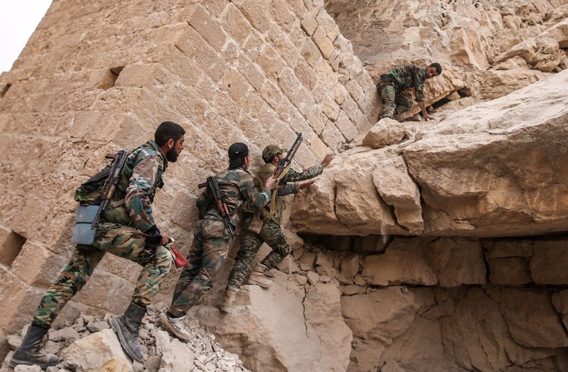 Binh sĩ Syria truy lùng IS trong khu thành cổ Palmyra - ảnh minh họa Masdar News