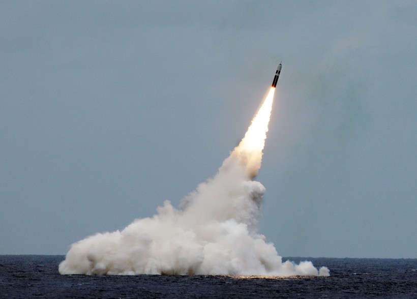 Tên lửa Trident II D5 không đầu đạn hạt nhân được phóng từ tàu ngầm mang tên lửa đạn đạo USS Maryland (SSBN 738) lớp Ohio ngoài khơi bờ biển Florida ngày 31.08.2016. Ảnh Hải quân Mỹ.