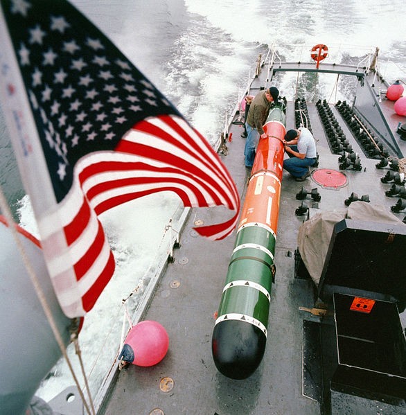 Các nhân viên kỹ thuật Mỹ đang bảo dưỡng một ngư lôi MK-48 - ảnh Hải quân Mỹ