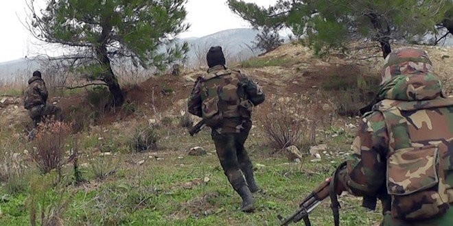 Binh sĩ quân đội Syria cơ động chiến đấu trên chiến trường Latakia