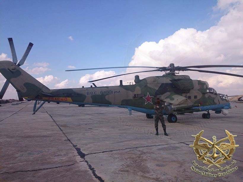 Máy bay trực thăng chiến đấu Nga trên sân bay quân sự Syria - ảnh Muraselon