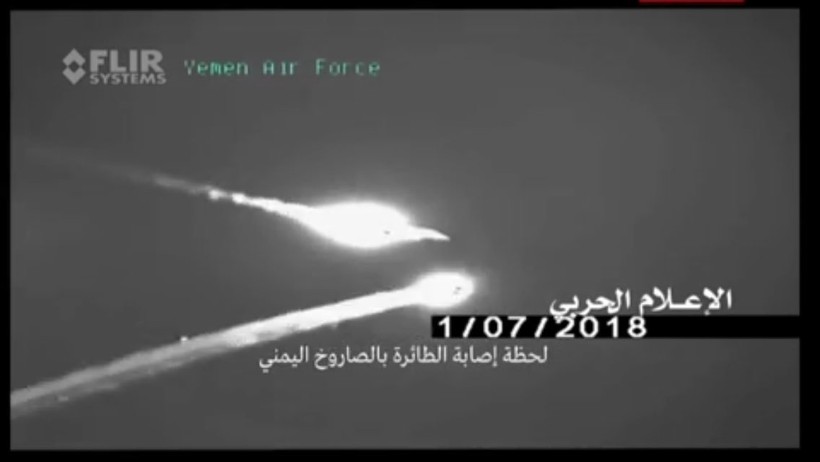 Chiếc máy bay tiêm kích F-15 đối mặt với tên lửa phòng không Houthi - ảnh minh họa video truyền thông Houthi