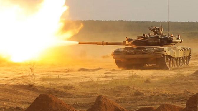 Xe tăng T-90S pháo kích trên thao trường - ảnh TVZvezda