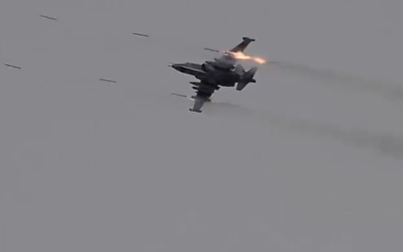 Một máy bay Su-25 "Con quả" phóng rocket trên chiến trường Idlib - ảnh minh họa Muraselon