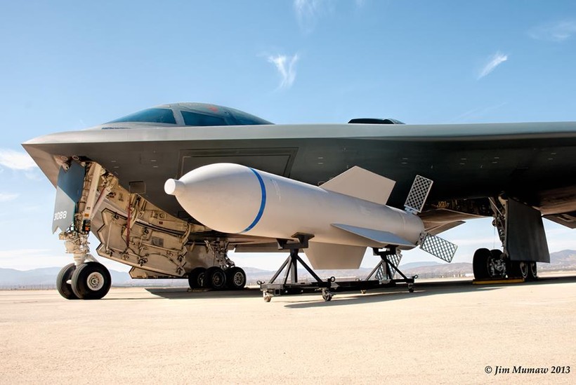 Mỗi máy bay ném bom tàng hình B-2 Spirit có thể mang 2 quả bom GBU - 57 MOP - ảnh Defense News
