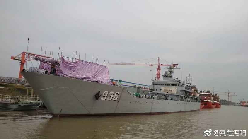 Tàu đổ bộ Type -072 lớp Haiyangshan trang bị tháp pháo ray EM - ảnh Navy Recognition 