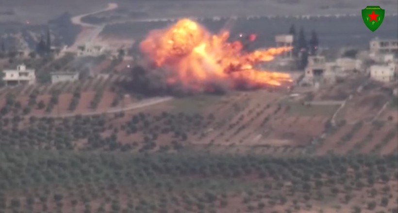 Xe tăng Thổ Nhĩ Kỳ bị phá hủy trên chiến trường Afrin - Aleppo. Ảnh minh họa video YPG Press