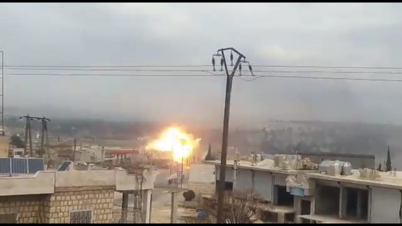 Vụ tấn công của không quân Nga trên chiến trường Idlib. ảnh minh họa video Masdar News