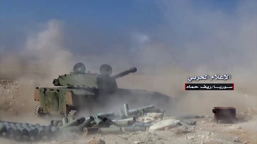 Pháo binh quân đội Syria bắn phá chiến tuyến cuối cùng của IS. ảnh minh họa video Hezbollah