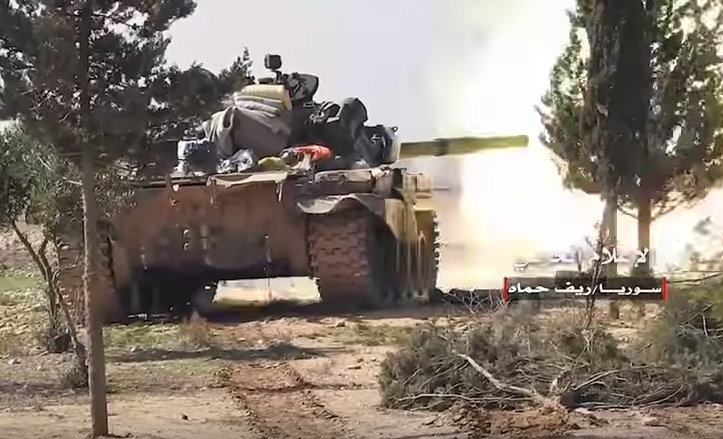 Xe tăng quân đội Syria tấn công truy đuổi IS trên vùng nông thôn tỉnh Hama. Ảnh minh họa Masdar News