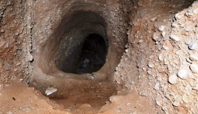 Một cửa đường hầm của IS trên chiến trường Deir Ezzor, bị quân đội Syria phát hiện - ảnh minh họa video