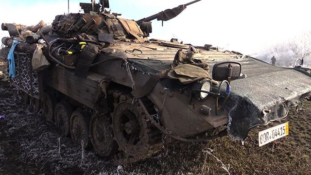 Một xe thiết giáp của quân đội Ukraina bị phá hủy hoàn toàn - ảnh REN TV