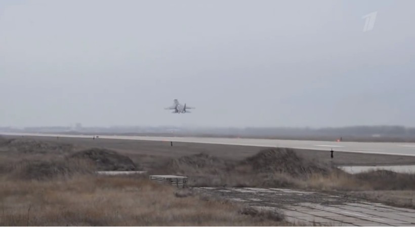 Máy bay chiến đấu Nga xuất kích trên căn cứ sân bay quân sự Khmeimim - ảnh minh họa video