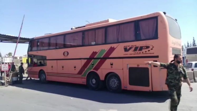 Đoàn xe buýt chở phiến quân rời bỏ Douma - ảnh minh họa Masdar News