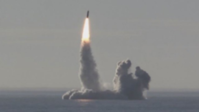 Tàu ngầm Yuri Dolgoruky phóng tên lửa Bulava trong trạng thái lặn ngầm. Ảnh minh họa video Voennaia Taina(Bí mật quân sự)