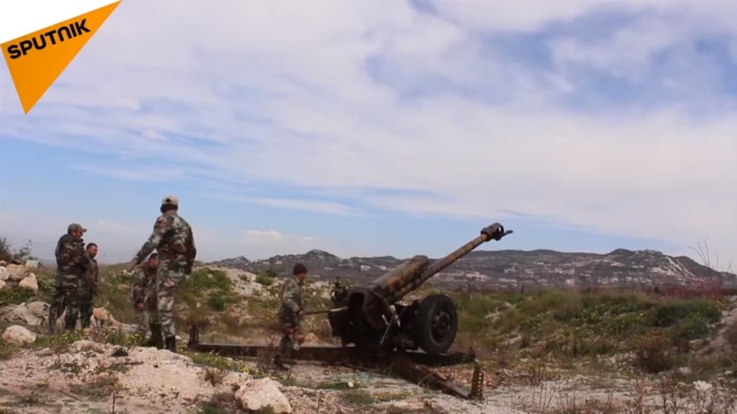 Quân đội Syria pháo kích vào trận địa của lực lượng Hồi giáo cực đoan ở Latakia. Ảnh minh họa video