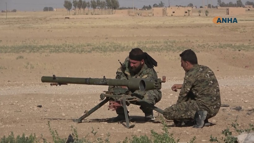 Lực lượng SDF tấn công trên sa mạc tỉnh Al-Hasakah, Syria. Ảnh minh họa video ANHA