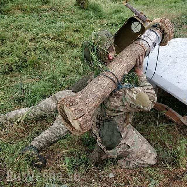 Quân đội Ukaina huấn luyện sử dụng tên lửa chống tăng siêu hiện đại Javelin Mỹ bằng tên lửa "gỗ"