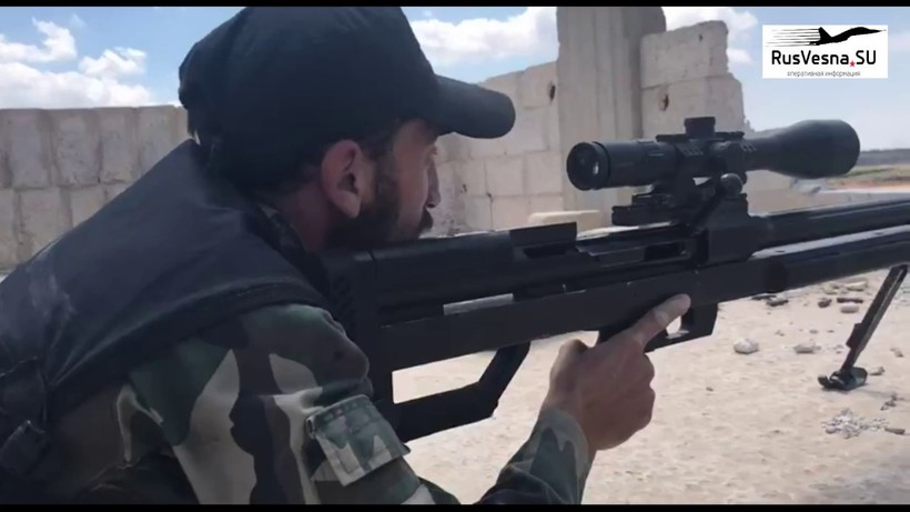 Một xạ thủ bắn tỉa của FSA tham gia chiến đấu chống IS ở Daraa. Ảnh minh họa video 