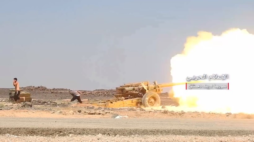 Pháo binh quân đội Syria tập kích hỏa lực trên chiến trường hoang mạc Sweida. Ảnh minh họa video