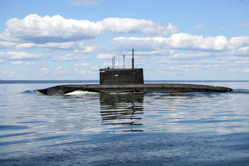 Tàu ngầm lớp  “Varshavianka” Kilo trên biển. Ảnh minh họa Military Watch Mgazine