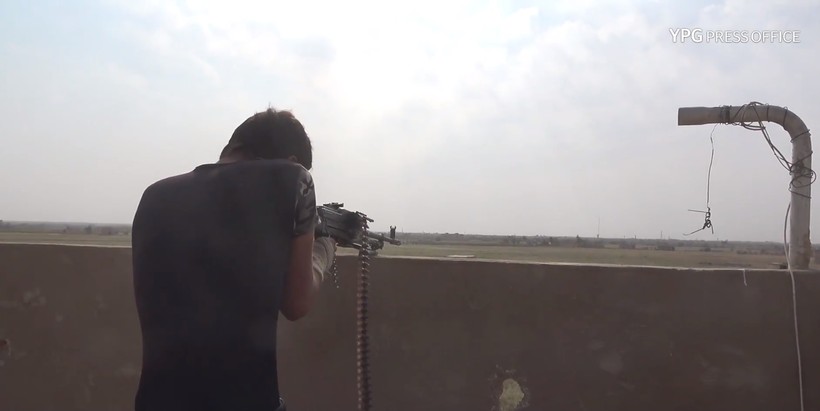 Các chiến binh SDF tiến công trên chiến trường thung lũng Euphrates, Deir Ezzor. Ảnh minh họa video YPG Press Office