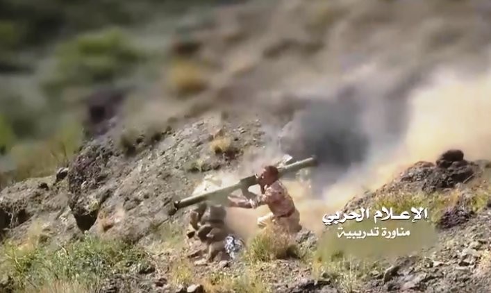 Chiến binh Houthi chiến đấu trên chiến trường Yemen. Ảnh minh họa truyền hình TV al-Masirah.