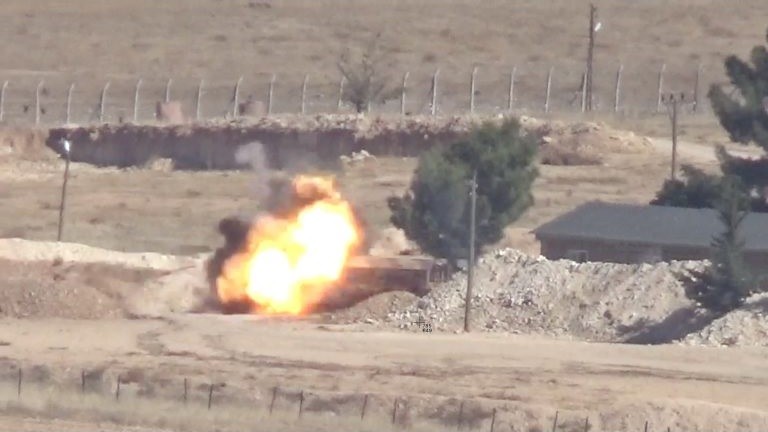 Cận cảnh tên lửa chống tăng có điều khiển phá hủy một xe thiết giáp của quân đội Thổ Nhĩ Kỳ. Ảnh minh họa video YPG.