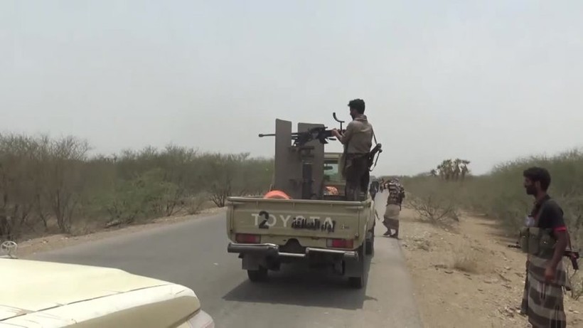 Các tay súng vũ trang Yemen được Liên minh quân sự vùng Vịnh hậu thuẫn tấn công lực lượng Houthi. Ảnh minh họa: Masdar News.