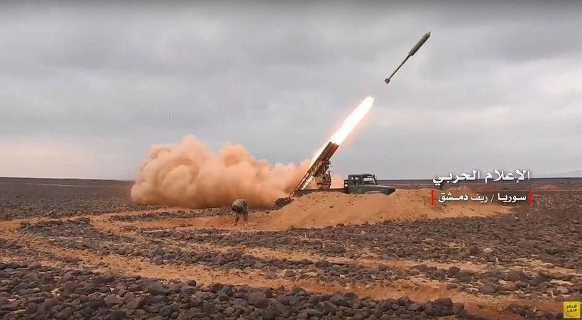 Pháo binh tên lửa Syria tập kích hỏa lực trên chiến trường Al-Safa. Ảnh minh họa: video truyền thông quân đội Syria.