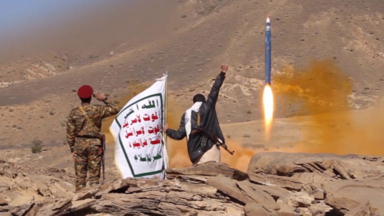 Lực lượng Houthi phóng tên lửa vào Liên minh quân sự Ả rập Xê-út.